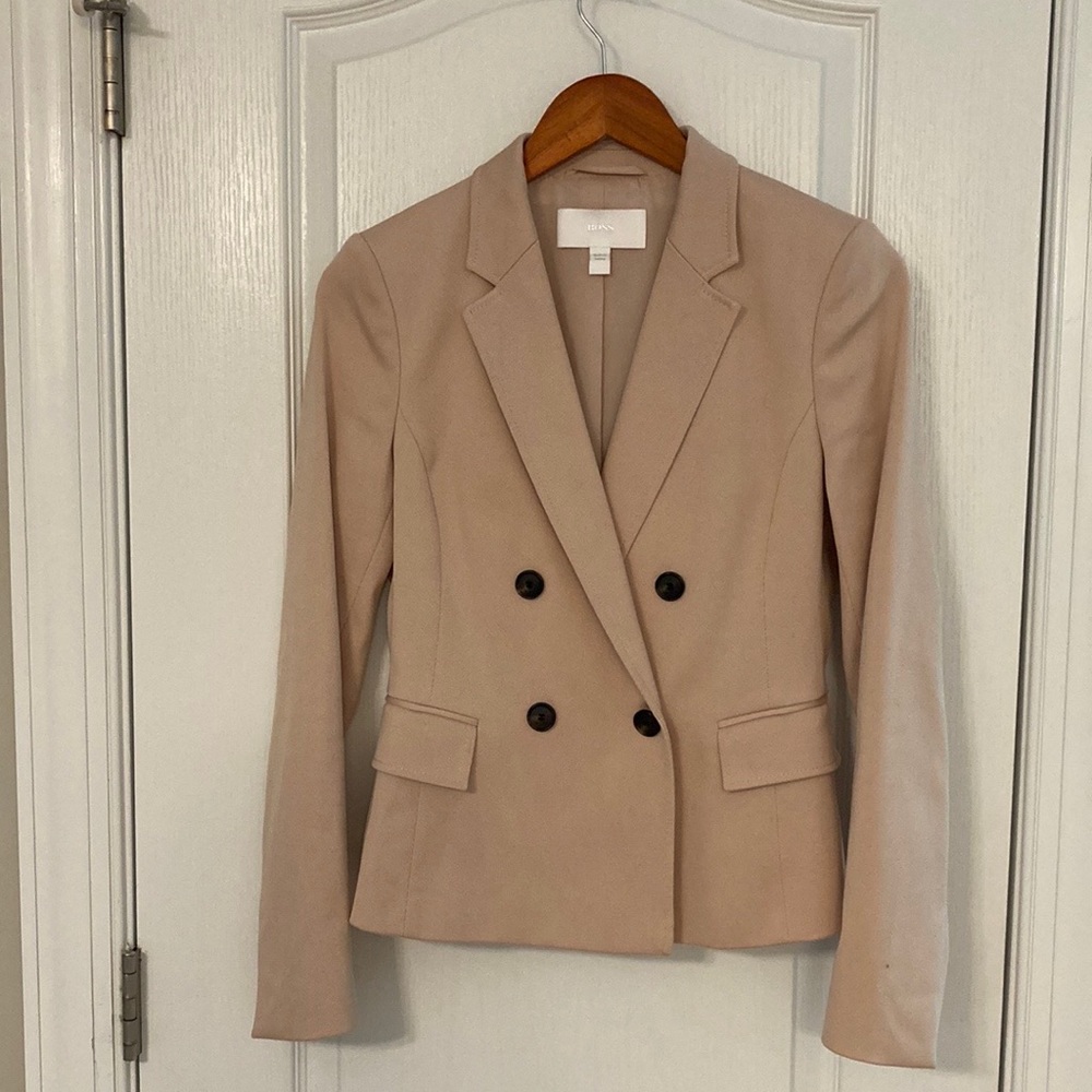 Hugo Boss size 4 double breasted jacket in beige.100% heavy cotton. Beautiful!